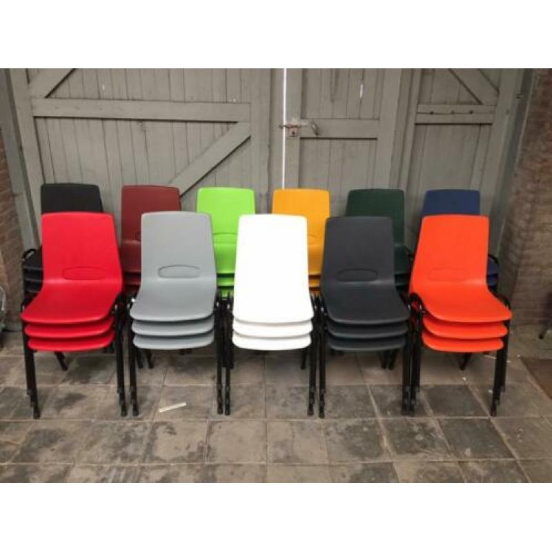 Kantinestoelen stapelstoelen voor o.a. Voetbalkantine. NIEUW