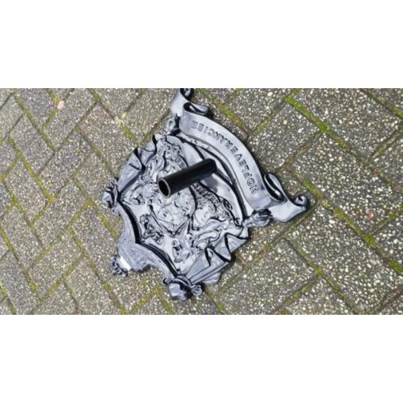 Nieuwe hofleverancier vlaggenstokhouder