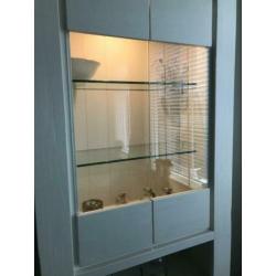 Te koop! Mooie robuuste vitrinekast met verlichting