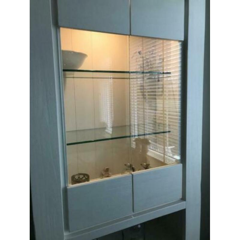Te koop! Mooie robuuste vitrinekast met verlichting