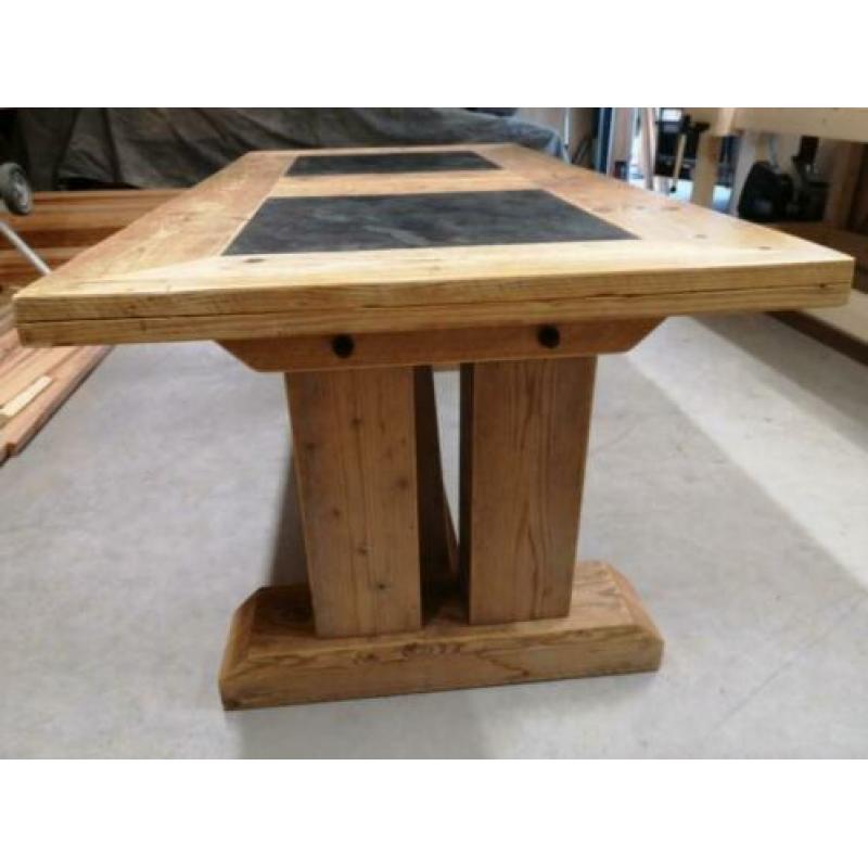 Grote eettafel robuuste tafel massief hout