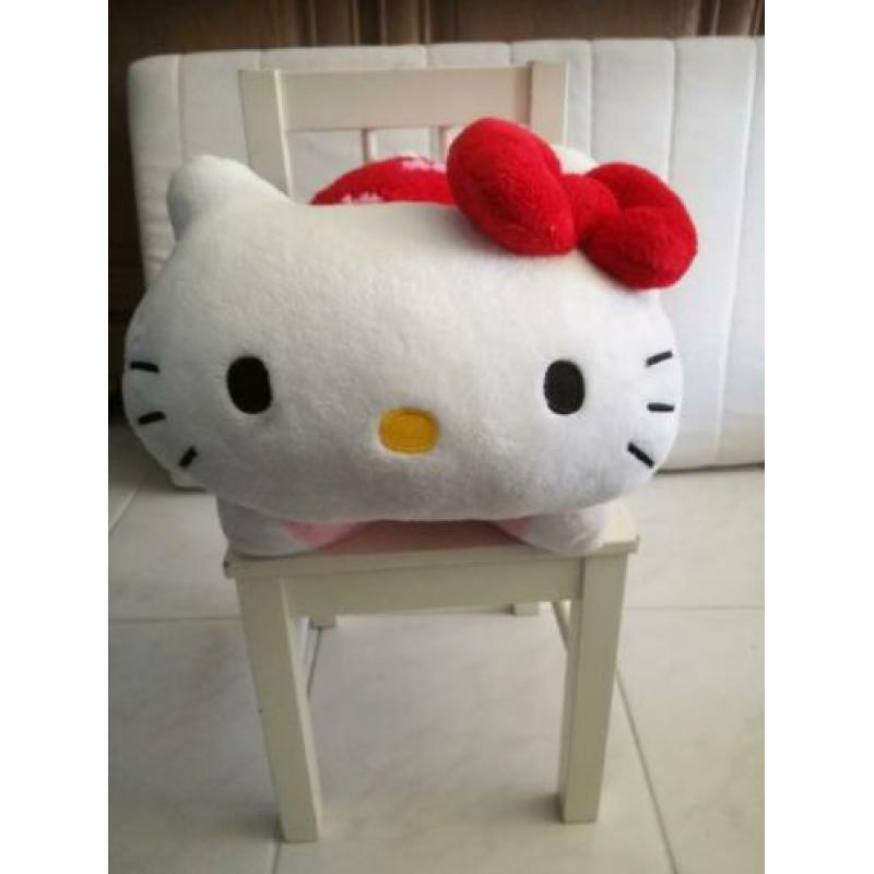 Houten puzzels, telraam, stoeltje en Hello Kitty kussen