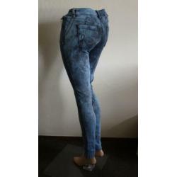 nieuwe licht en donkerblauwe REVELATION jeans