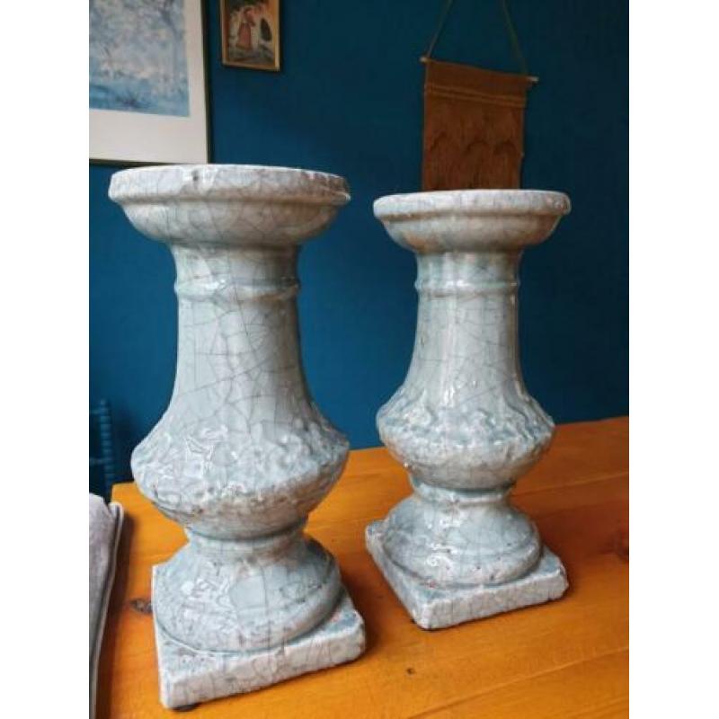 Twee lichtblauwe zware kandelaars van keramiek.