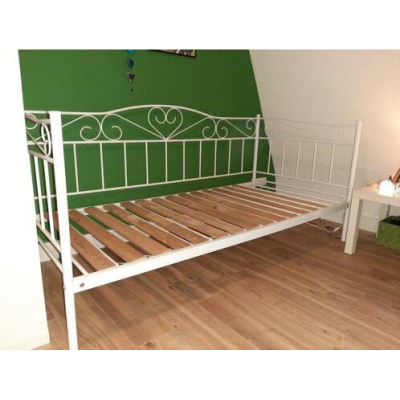 Wit metalen bed met extra houten lattenbodem