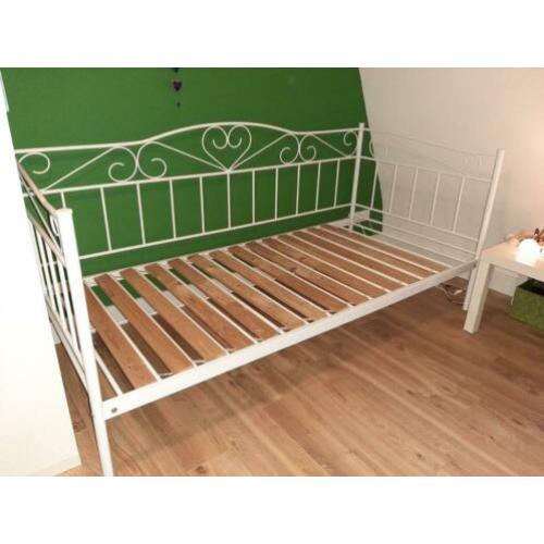 Wit metalen bed met extra houten lattenbodem