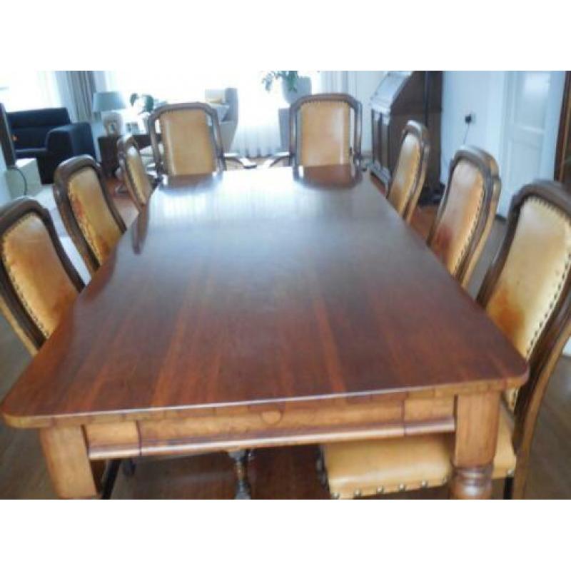 eetkamertafel + 8 leren stoelen