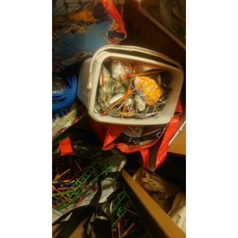 K'nex, bakken vol rollercoasters, reuzenrad, motoren, schip