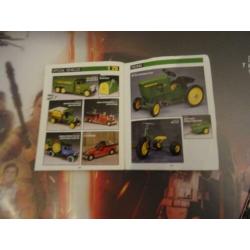 Twee john deere boekjes waar mdellen in staan
