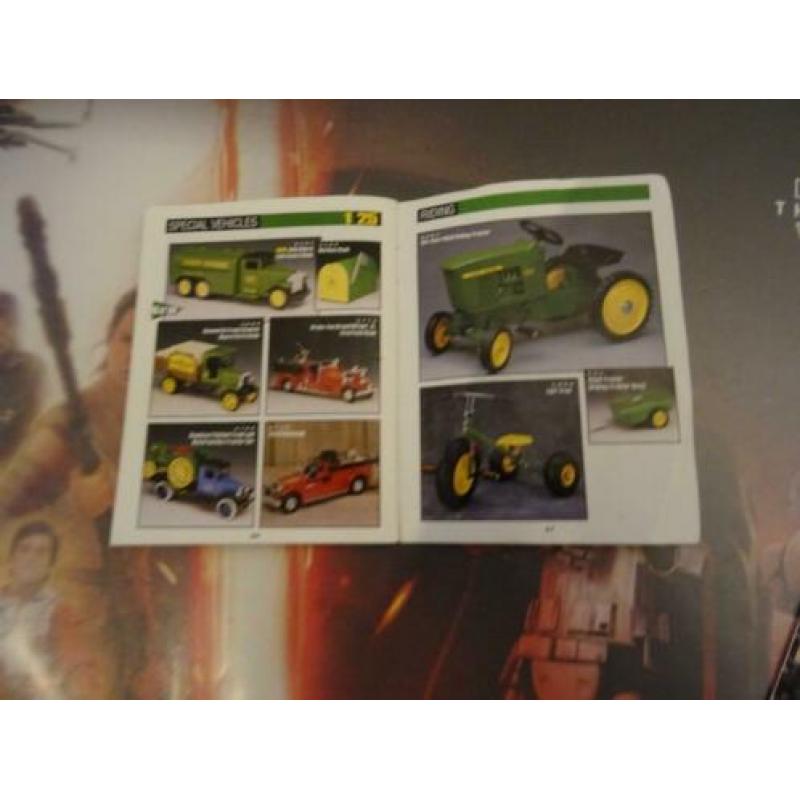 Twee john deere boekjes waar mdellen in staan