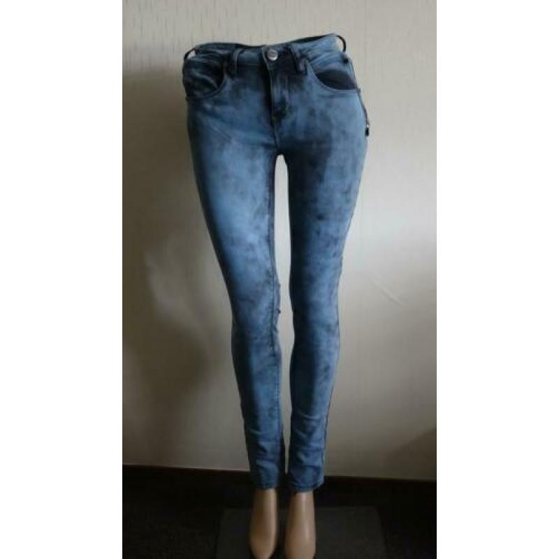 nieuwe licht en donkerblauwe REVELATION jeans