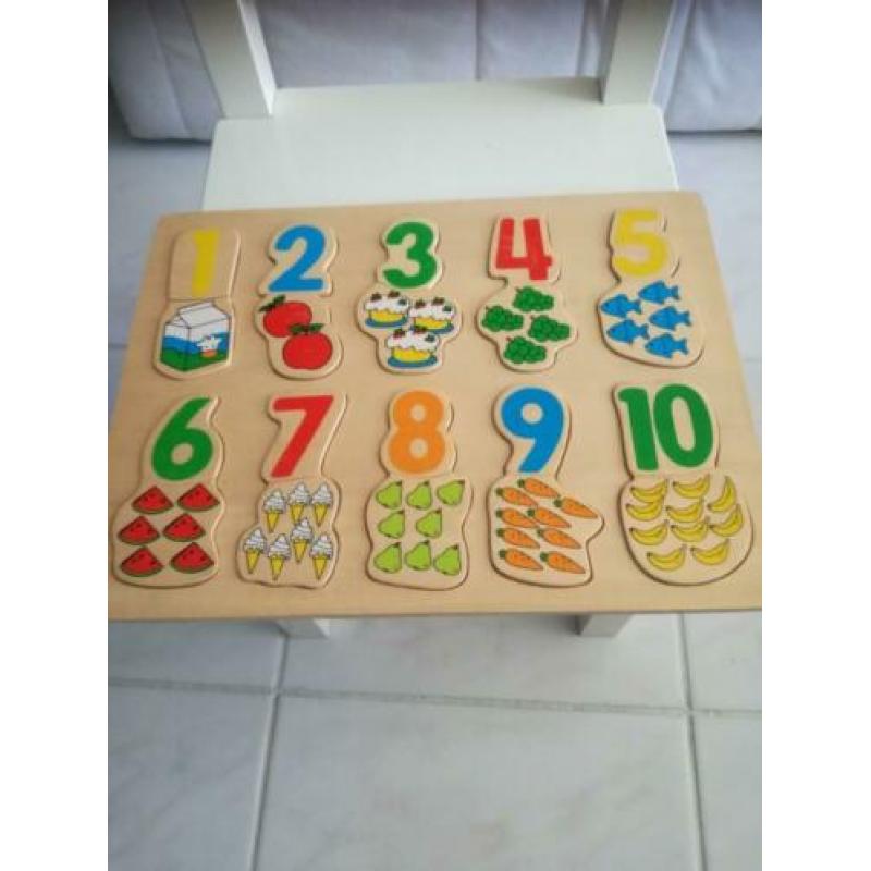 Houten puzzels, telraam, stoeltje en Hello Kitty kussen