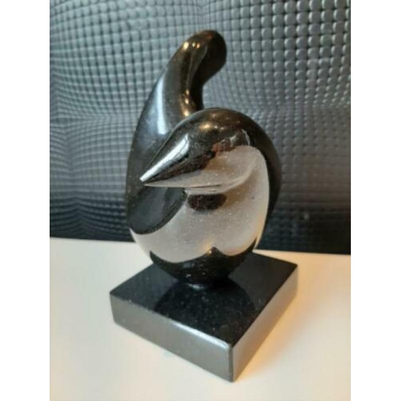 Zwaar granieten beeld vogel op marmeren sokkel !
