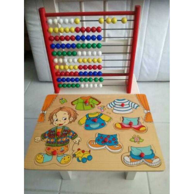 Houten puzzels, telraam, stoeltje en Hello Kitty kussen