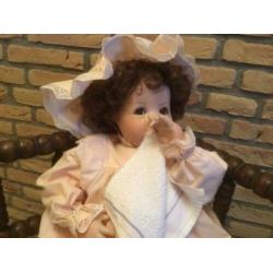 Porseleinen pop in oud roze nacht japon