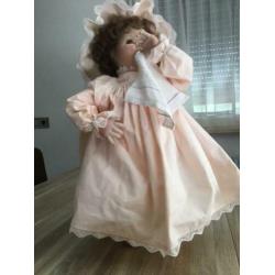 Porseleinen pop in oud roze nacht japon