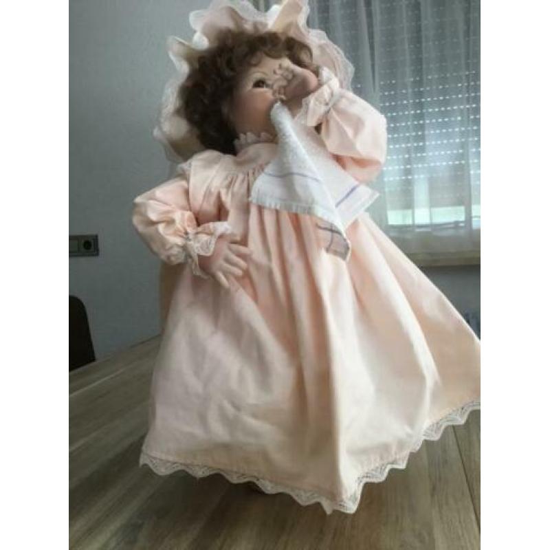 Porseleinen pop in oud roze nacht japon