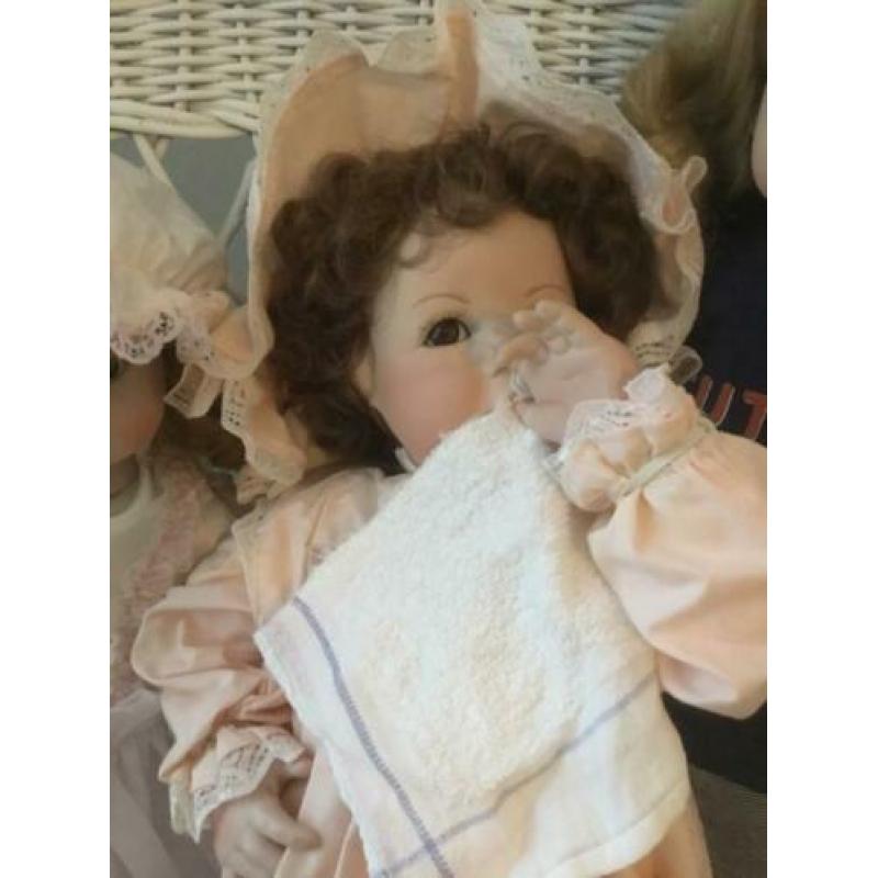 Porseleinen pop in oud roze nacht japon