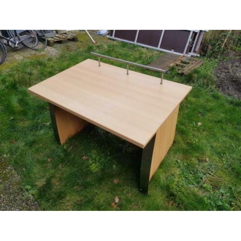 Houten bureau van zware kwaliteit en diep blad