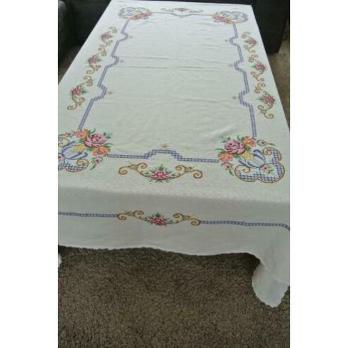 Oud geborduurd tafelkleed + 6 servetten