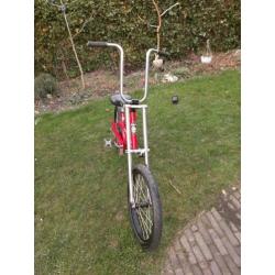Stoere jongensfiets met een hoog stuur.