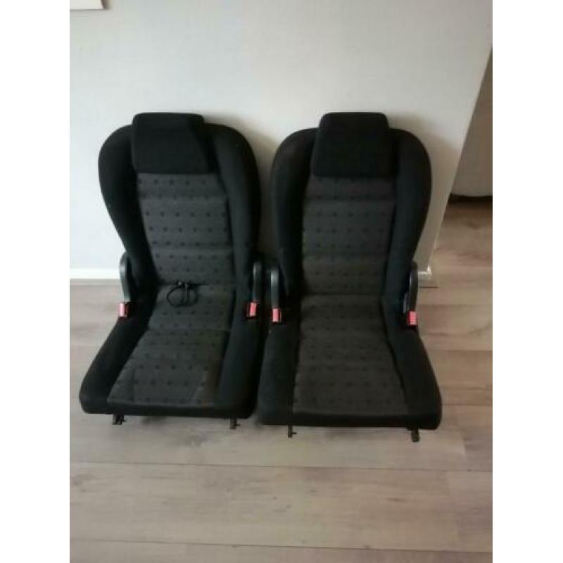 2 autostoelen Peugeot