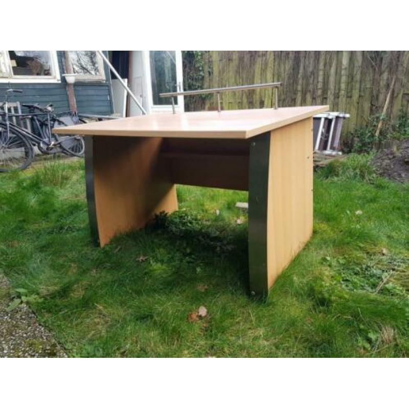 Houten bureau van zware kwaliteit en diep blad