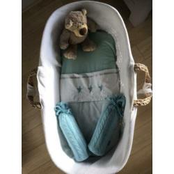 Babywiegjes met lakentjes en kruiken