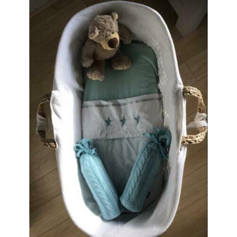 Babywiegjes met lakentjes en kruiken