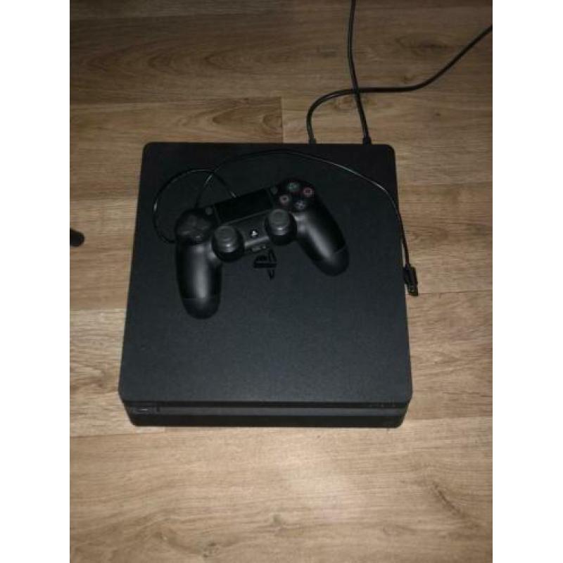 Playstation 4 met 1 controller en 4 spellen