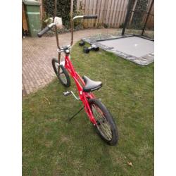 Stoere jongensfiets met een hoog stuur.