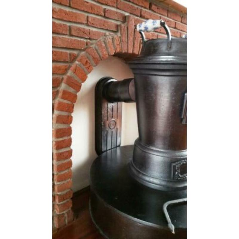 Gietijzeren kachel met voet en koperen lade (voor decoratie)