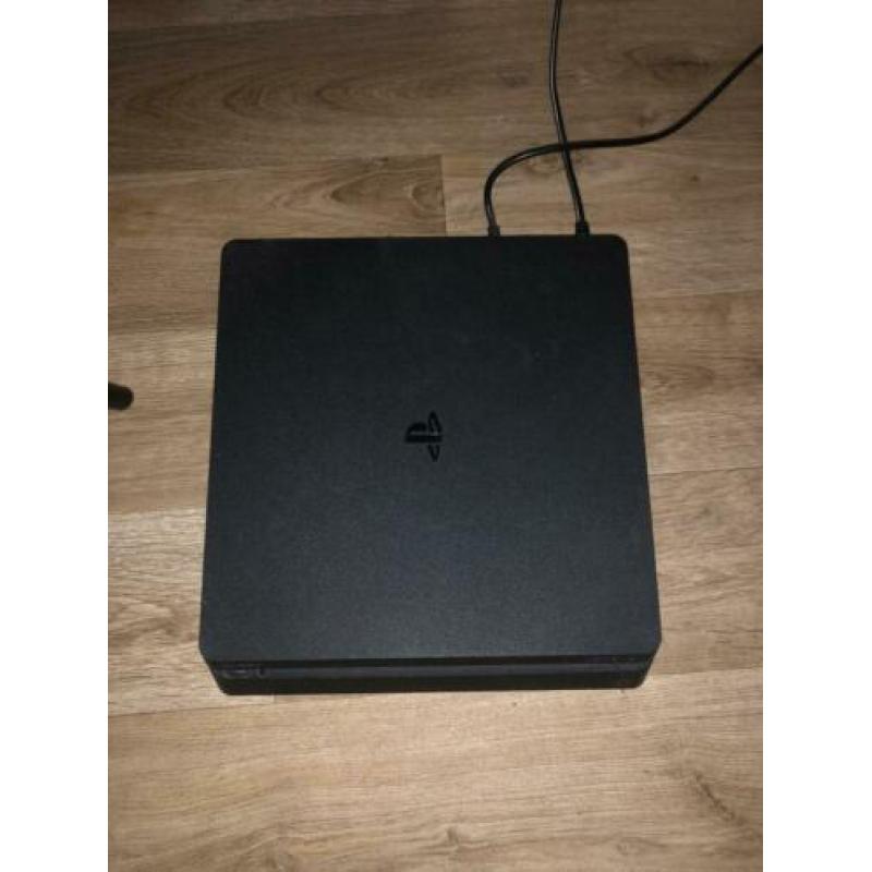 Playstation 4 met 1 controller en 4 spellen