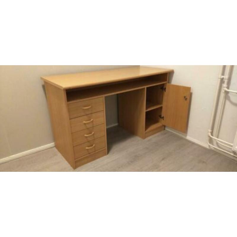 Bureau met slot