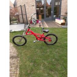 Stoere jongensfiets met een hoog stuur.
