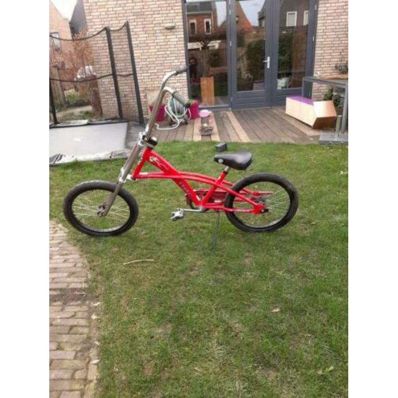 Stoere jongensfiets met een hoog stuur.