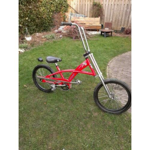 Stoere jongensfiets met een hoog stuur.