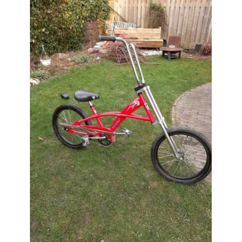 Stoere jongensfiets met een hoog stuur.