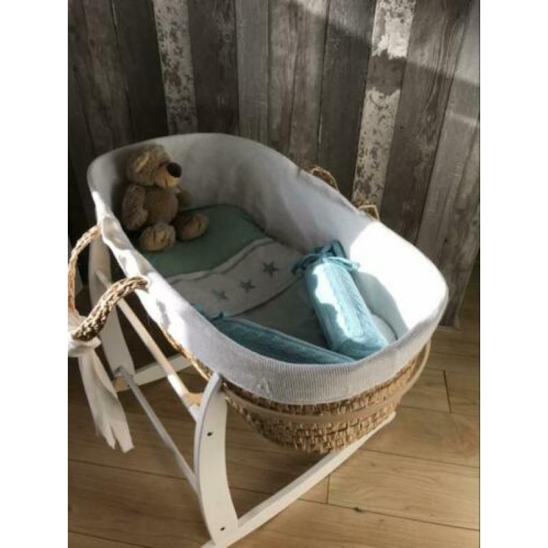 Babywiegjes met lakentjes en kruiken