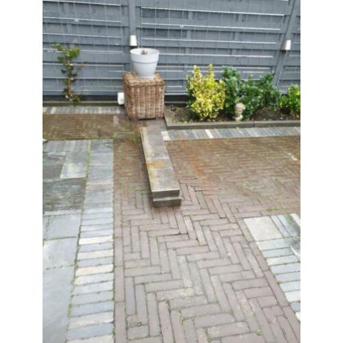 natuurstenen opsluitbanden hardsteen 2 stuks over