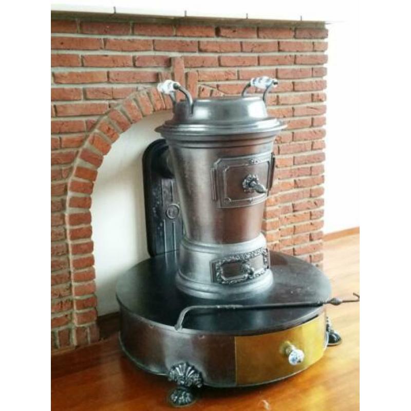 Gietijzeren kachel met voet en koperen lade (voor decoratie)