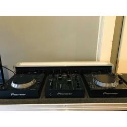 Zeer nette CDJ-350 2x en DJM-350 met extra’s!