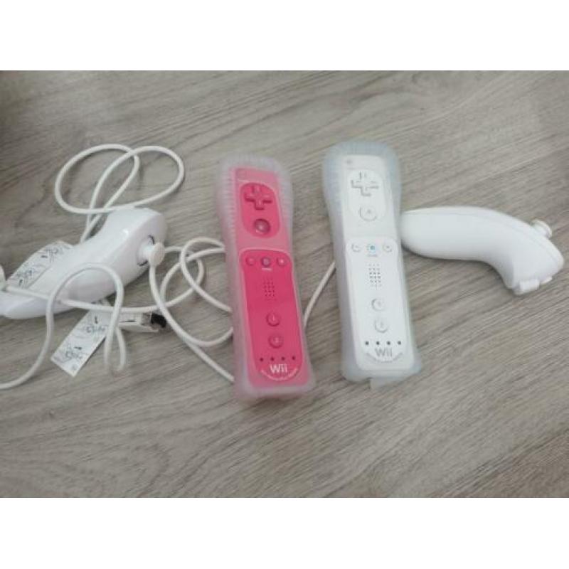 Nintendo wii u + 3 extra controller 2 guitarcontr + 7 games