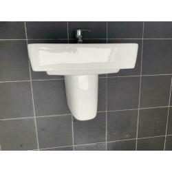 2 Keramag wasbakken incl. kranen (Grohe) en afvoer