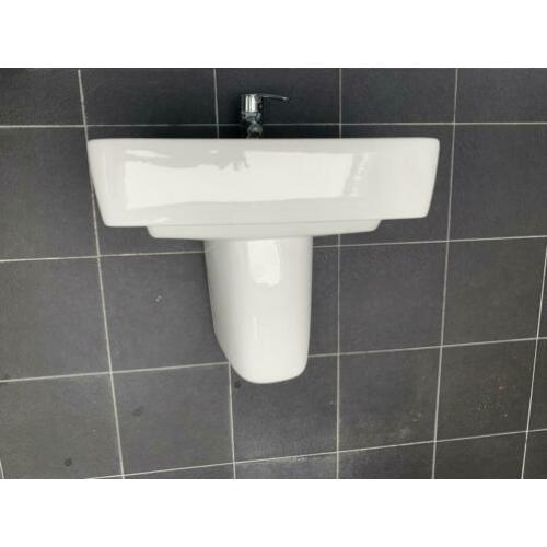 2 Keramag wasbakken incl. kranen (Grohe) en afvoer