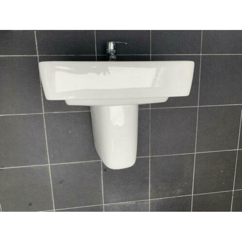 2 Keramag wasbakken incl. kranen (Grohe) en afvoer