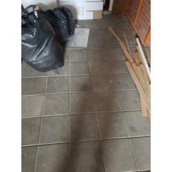 Gratis af te halen, tegels 30x30.