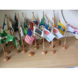 Oude houten standaards,vlaggen bureau standaards met vlaggen