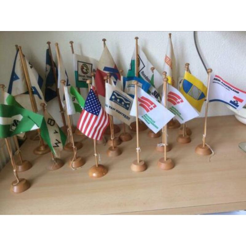 Oude houten standaards,vlaggen bureau standaards met vlaggen