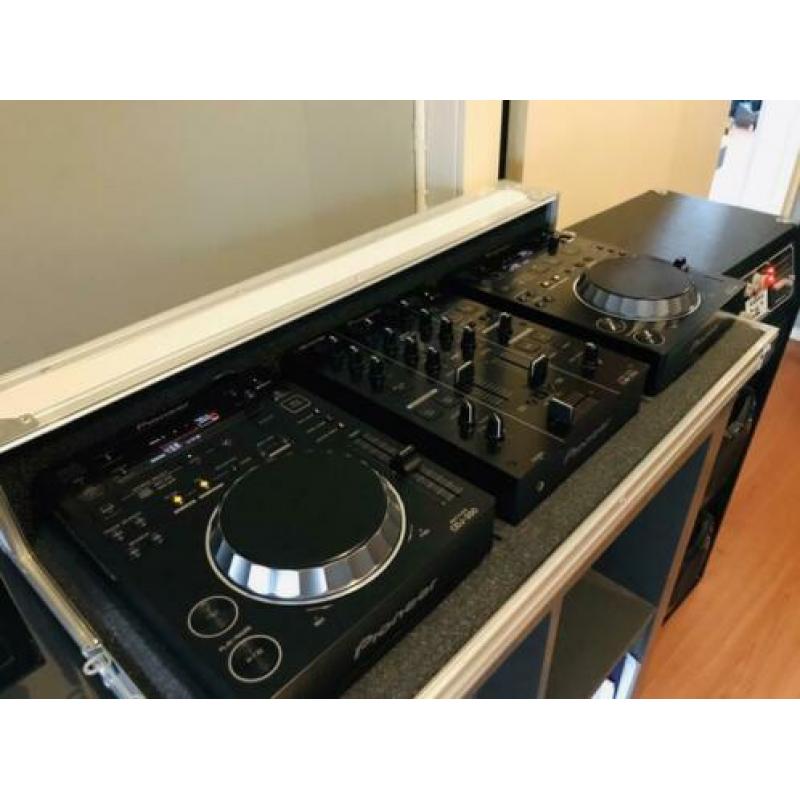 Zeer nette CDJ-350 2x en DJM-350 met extra’s!